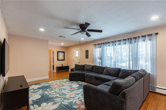 Building Photo - 25 Weeks St