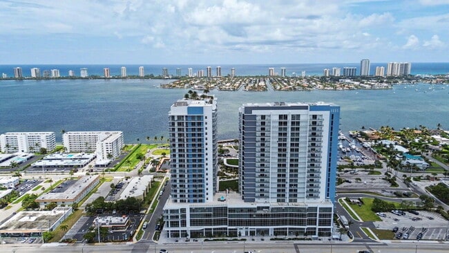 Building Photo - 220 Lake Shore Dr