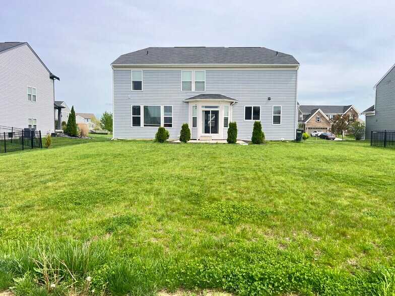 Building Photo - 2418 Silver Rose Dr