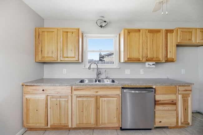 Building Photo - Cute 3 bed 1.5 bath home with a large yard and quite living in the highly desired Bixby Public Sc...