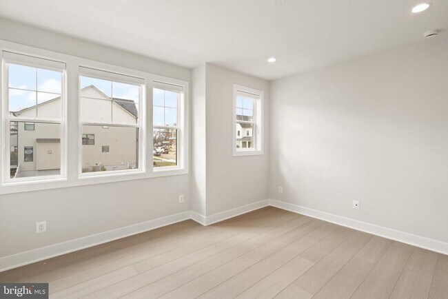 Building Photo - 857 N Manchester St