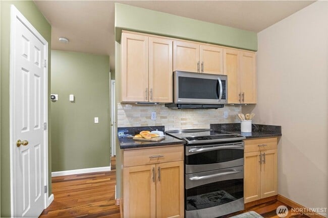 Building Photo - Town house available in desirable woodinville