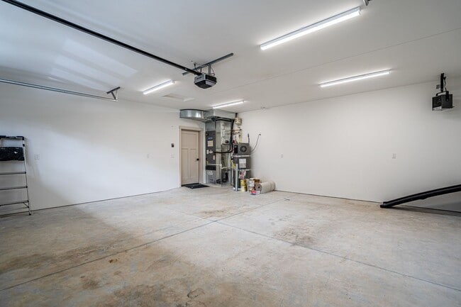 Building Photo - Newer Construction! 3 bed/2.5 bath, double garage, central heat/air, VIEWS!
