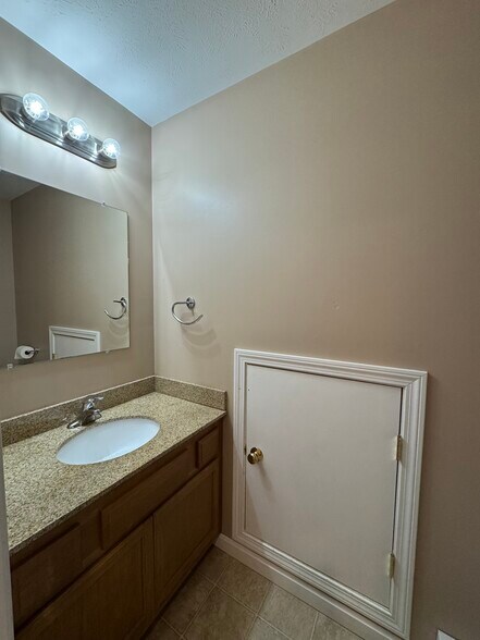 Building Photo - 123 Pearl St