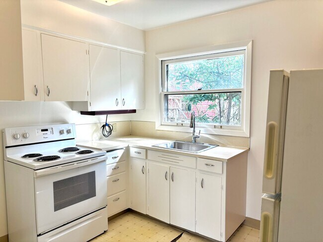 Building Photo - FEWEK01