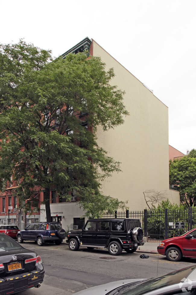 Building Photo - Murry Itzkowitz House