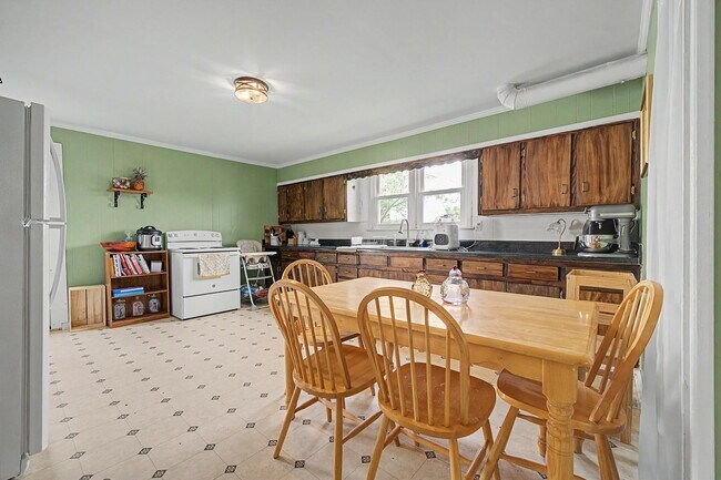 Building Photo - Spacious 5-Bedroom Home Near Radford University