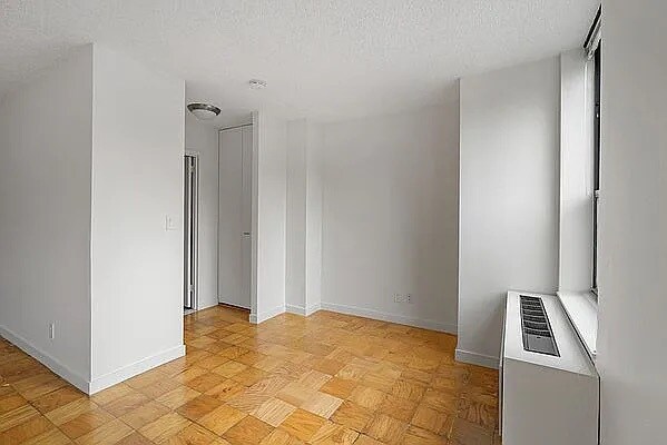 Building Photo - 147 W 87th St