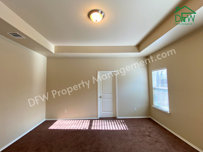 Building Photo - Stunning 4 Bedroom 2 Bathroom 2-Car Garage...