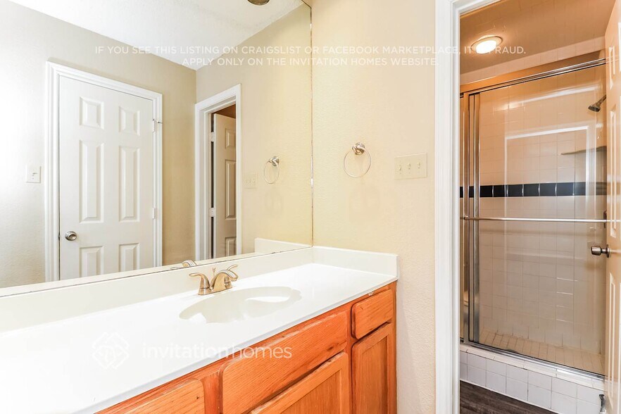 Building Photo - 3801 Devonaire Dr
