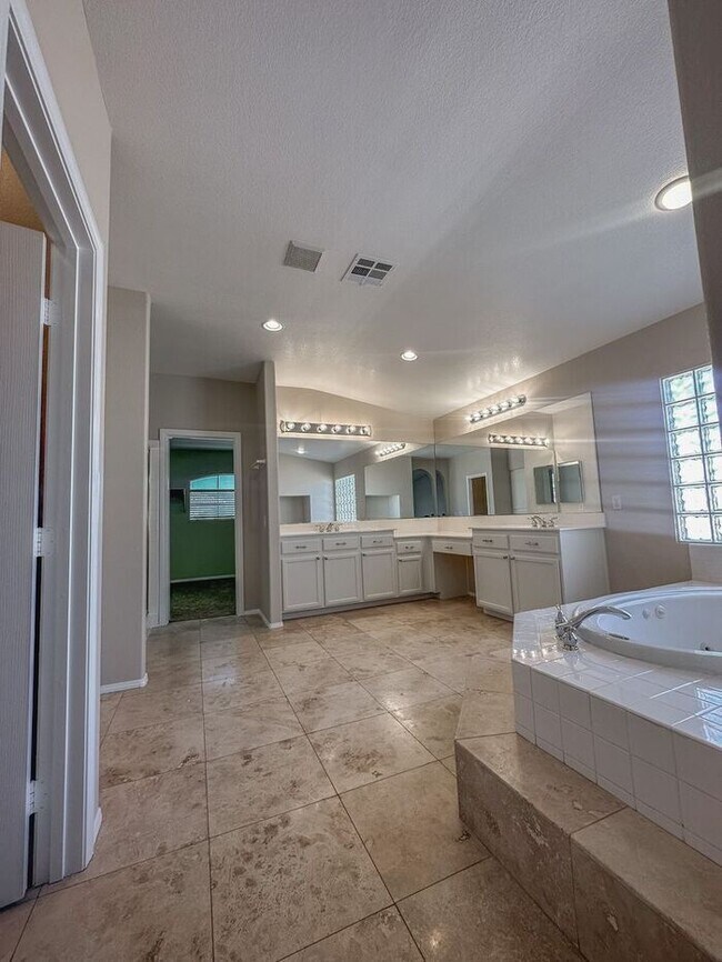 Building Photo - IMMACULATE REMODLED 2 STORY HOME IN HENDER...