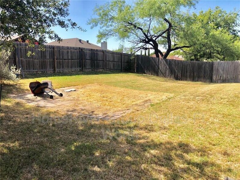 Building Photo - 6108 Twin Maple Dr