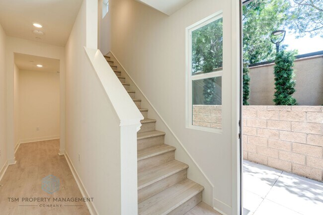 Building Photo - Brand New Built 3 Bed 2.5 Bath Flex Townhouse in Ontario!