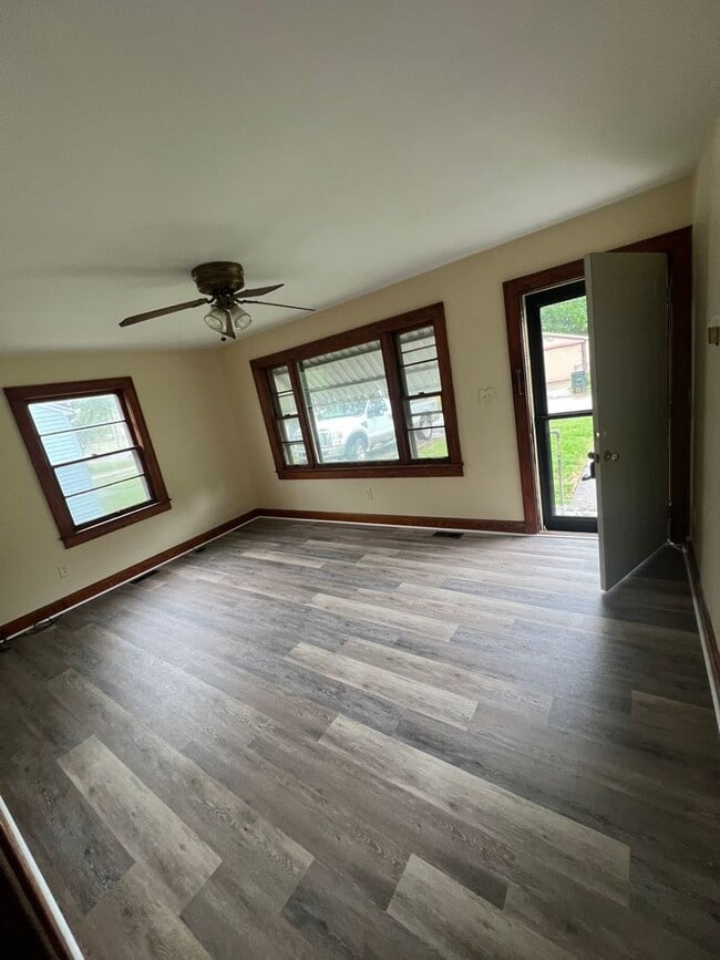 Building Photo - FOR RENT - 2 Bed, 1 Bath on Rose Ave