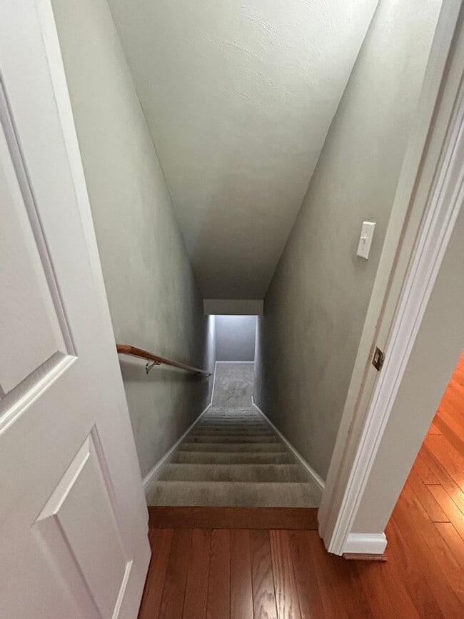 Building Photo - Like New Townhome in Old SW! Close to Cari...