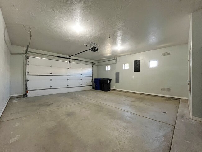 Building Photo - Lovely 3 Bedroom 2 Bathroom Home In NE ABQ!