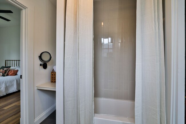 Building Photo - Newly Renovated Single Family Home