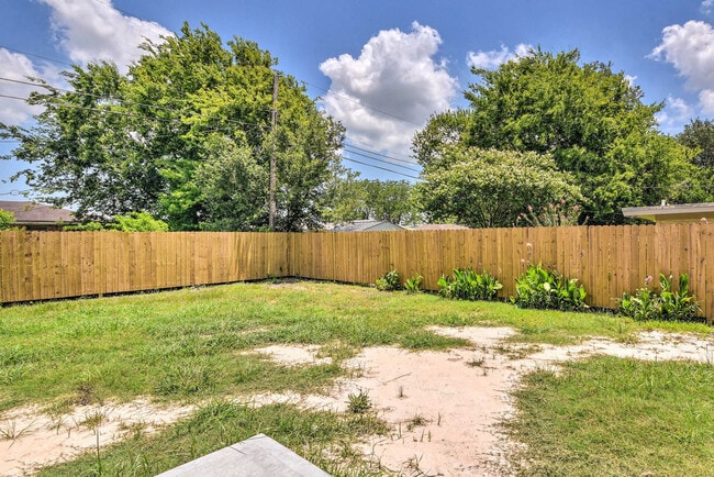 Building Photo - 3510 Oleander Ave