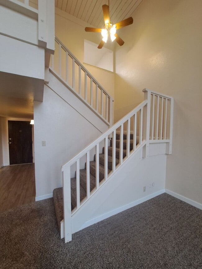 Building Photo - Beautiful 2 Bedroom Condominium Near Fashi...