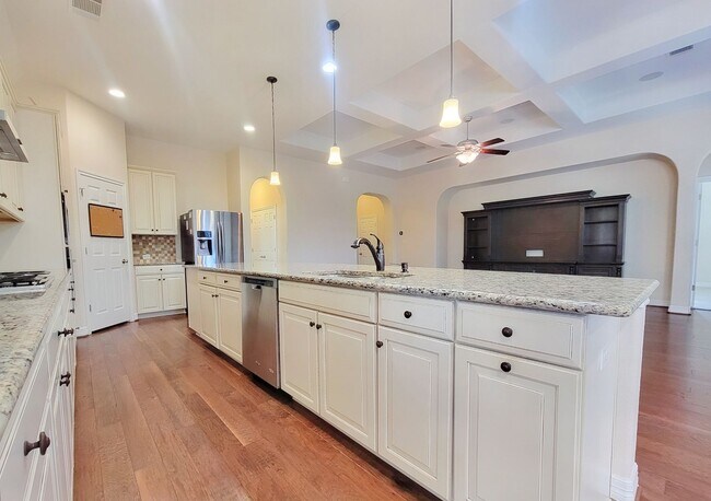 Building Photo - Large 3 Bedroom, 2.5 Bathroom Home – Fully Equipped Kitchen & Washer/Dryer Hookups