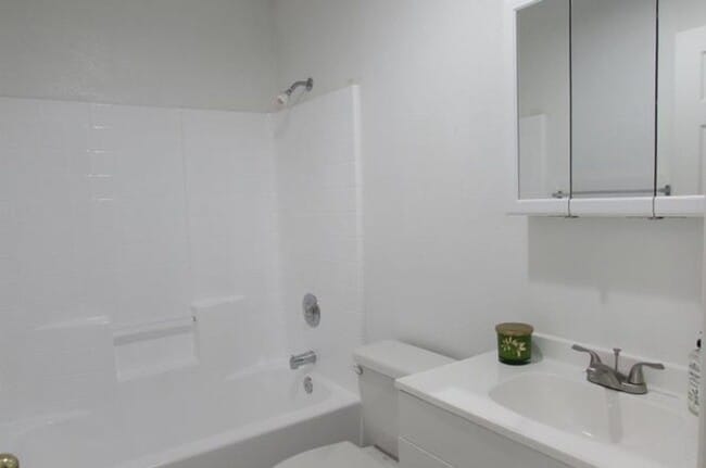 Building Photo - 2-bed, 2-bath Condo in San Diego's Linda Vista/Fashion Valley Area.