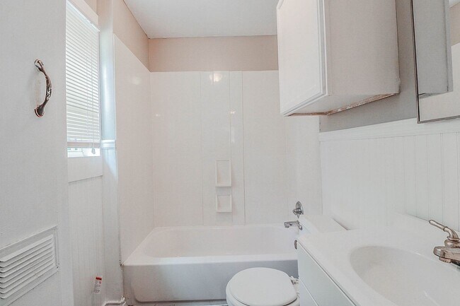 Building Photo - 2429 23rd St