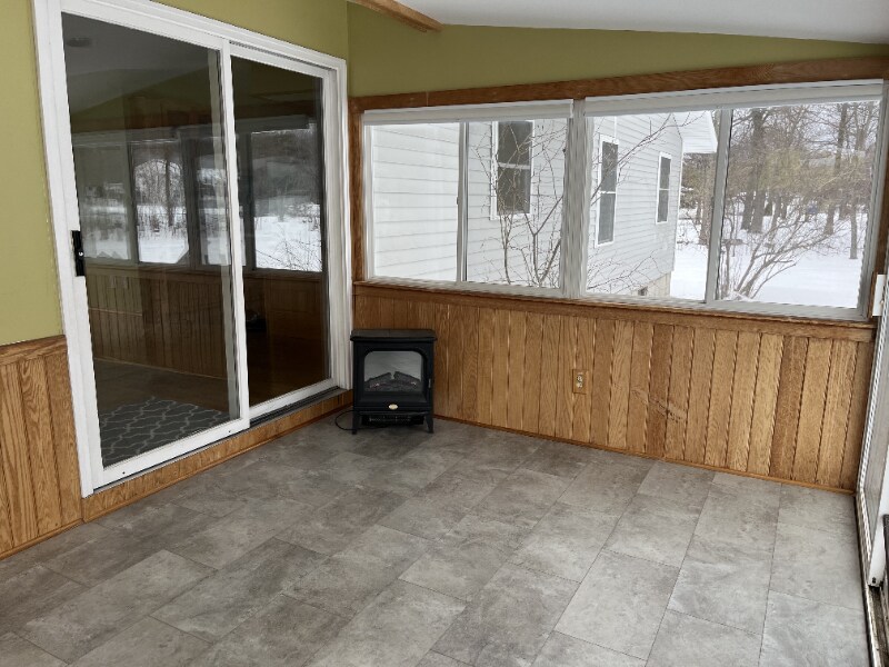 Building Photo - 559 Malletts Bay Ave