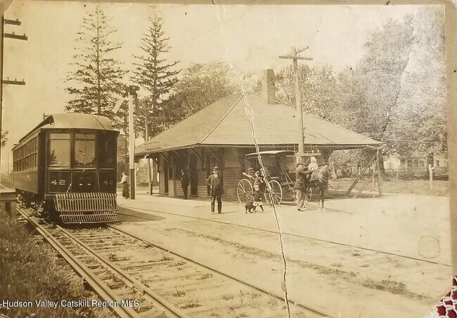 Building Photo - 36A Albany Ave