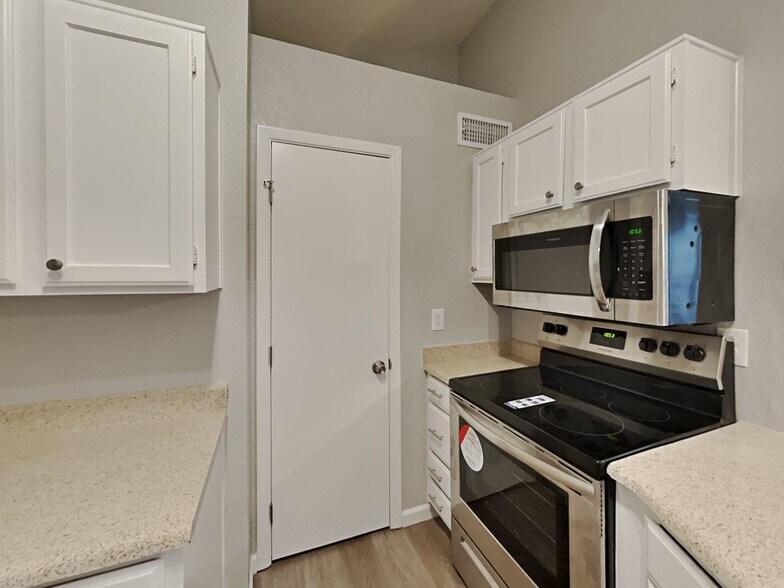 Building Photo - 7303 W Shaw Butte Dr