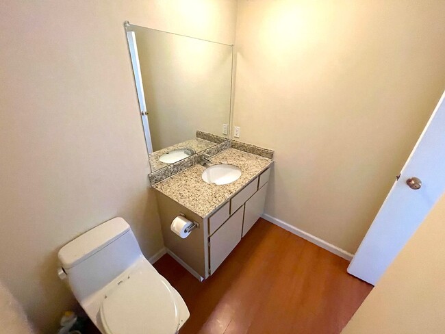 Building Photo - Spacious 2 bed 1.5 bath condo in Oakland's...