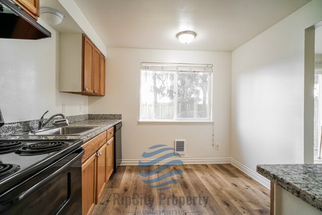 Building Photo - 2452 SE 9th Ct