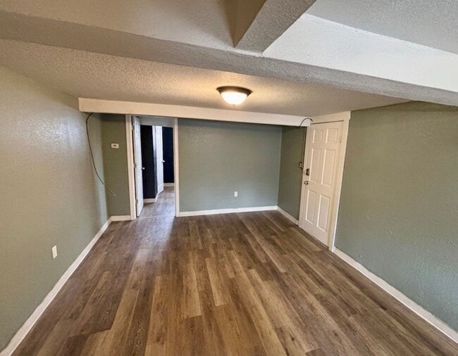 Building Photo - Updated 1 Bed 1 Bath in Central MHK