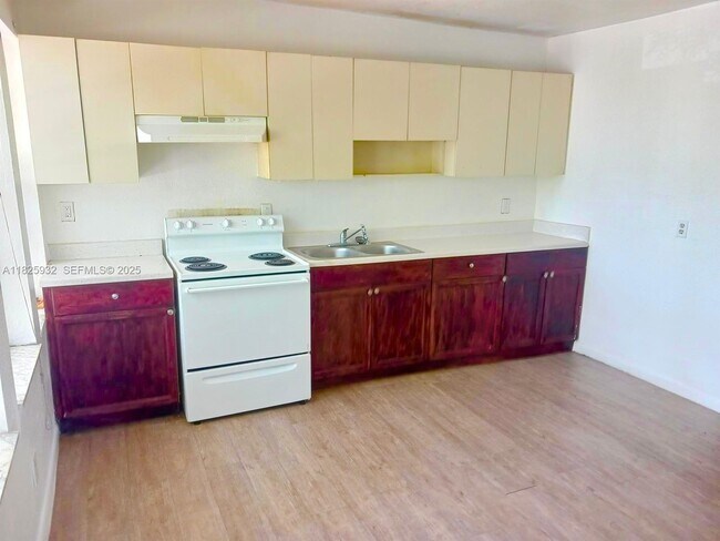 Building Photo - 706 9th St