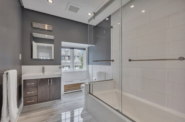 Building Photo - 42 Tanglewylde Ave