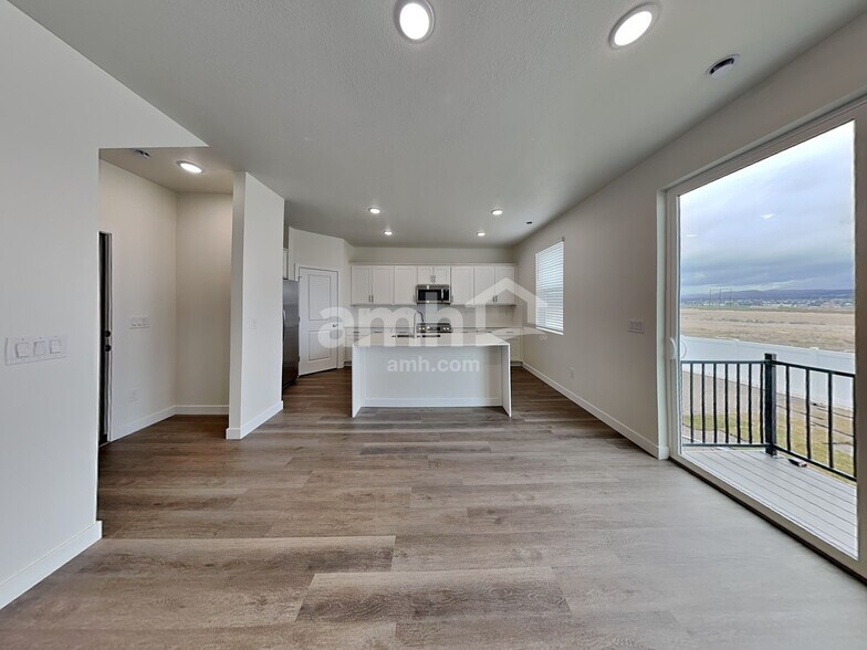 Building Photo - 1284 W Mahogany St