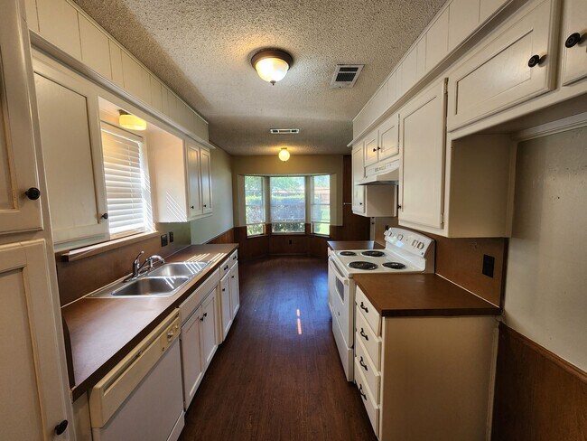 Building Photo - Classic 3 bedroom in Haltom City