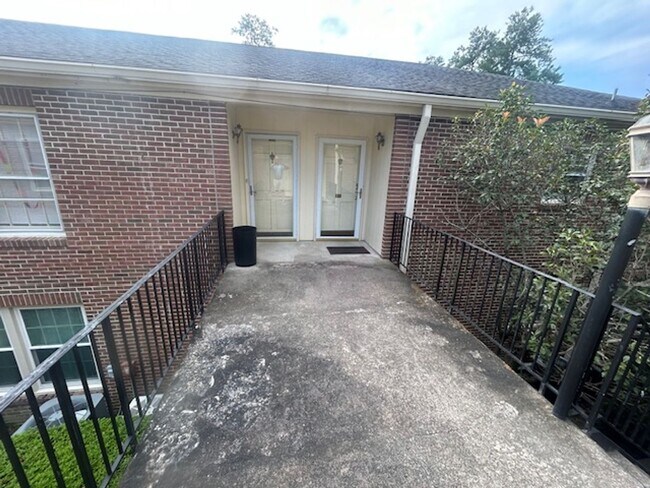 Building Photo - 5516 Lakeshore Dr