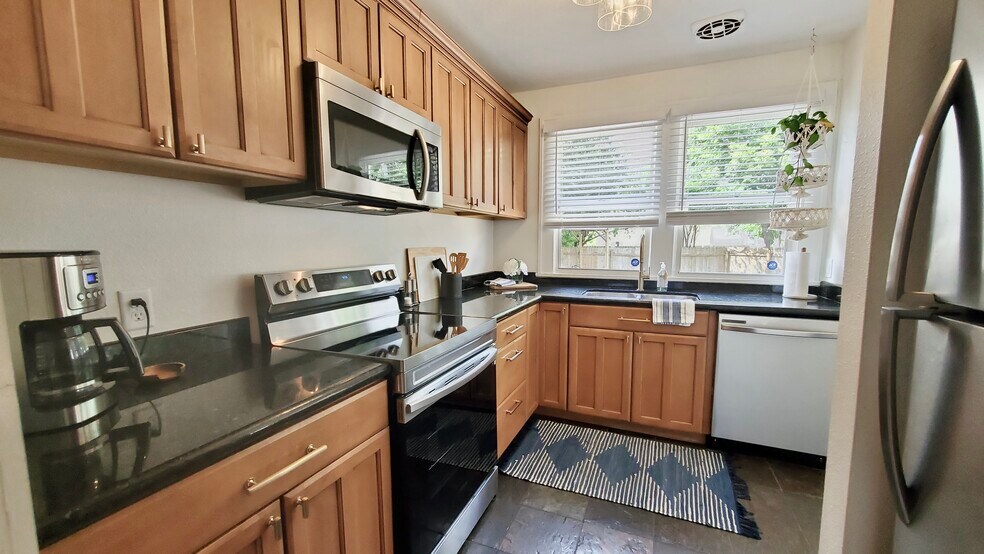 Building Photo - 2821 6th Ave N