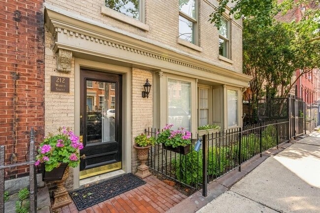 Primary Photo - 212 Warren St