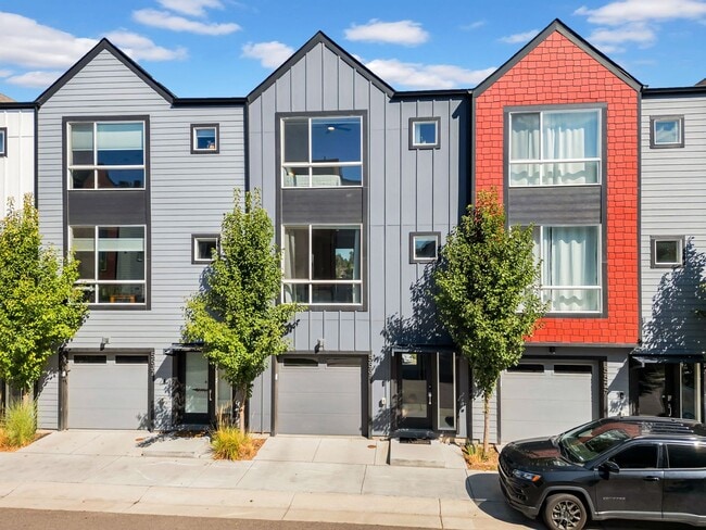 Building Photo - Stunning 3-bedroom, 4-bathroom townhouse!