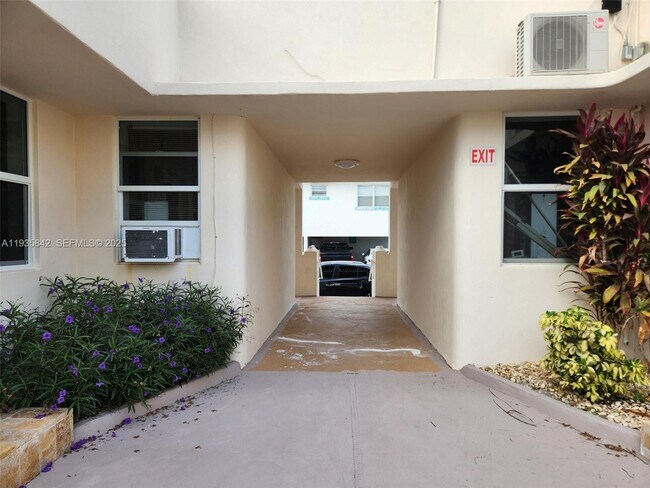 Building Photo - 320 New York St