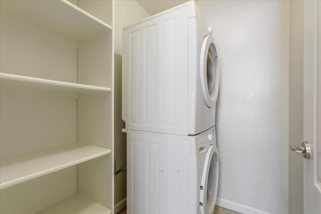 Building Photo - 2 Bedroom, 1 Bath, Upstairs Condo in the C...