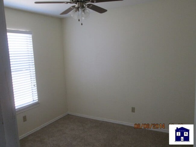 Building Photo - 749 Sunset Dr