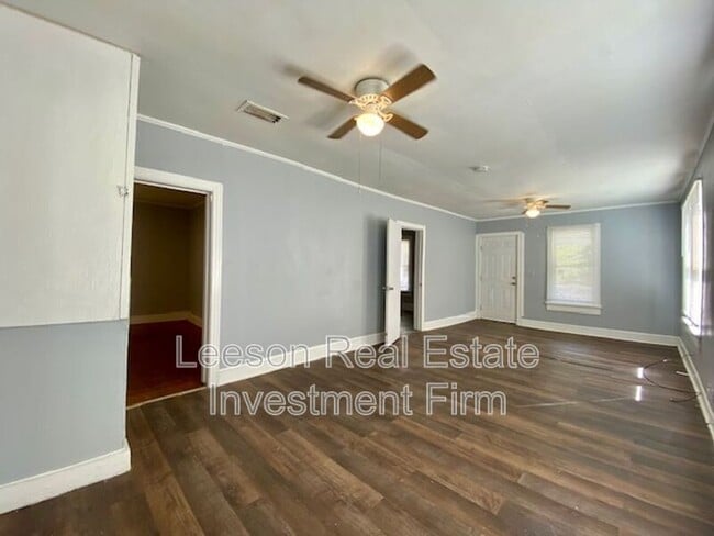 Building Photo - 262 E 68th St
