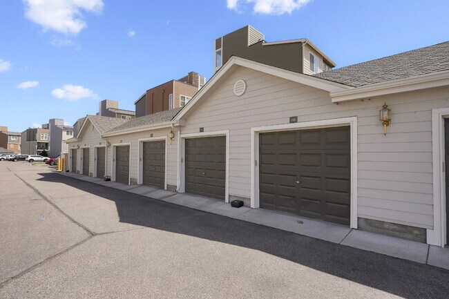 Building Photo - Spacious 3 bedroom in gated community