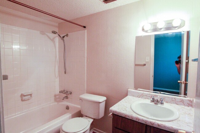 Building Photo - Charming 1-Bedroom, 1-Bath 4-Plex Unit Nea...