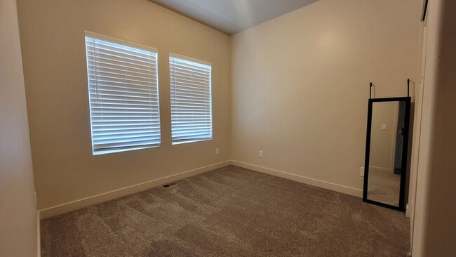 Building Photo - Single Male Bedroom in Like New - Edgewate...
