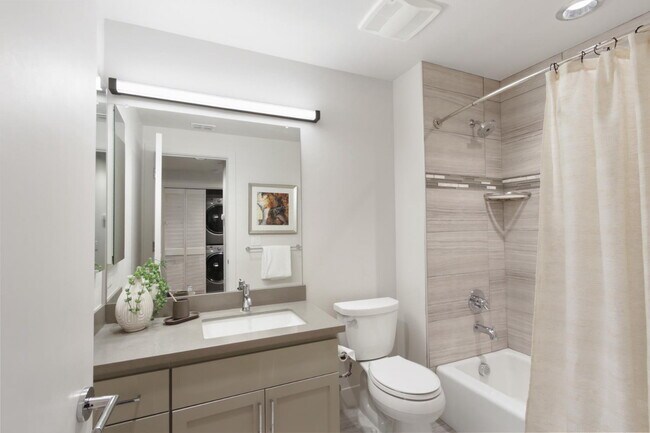 Building Photo - Gorgeous townhouse