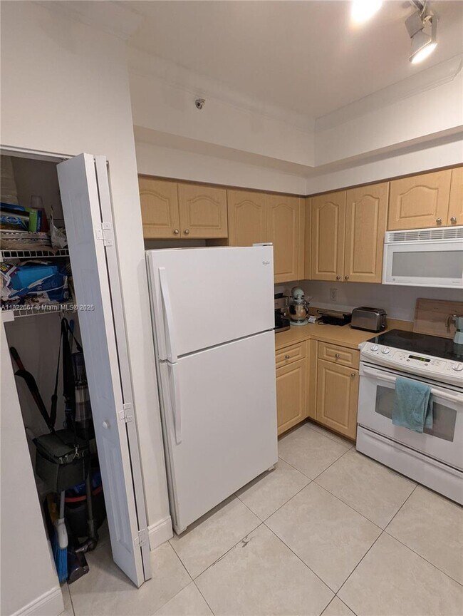 Building Photo - 6801 SW 44th St