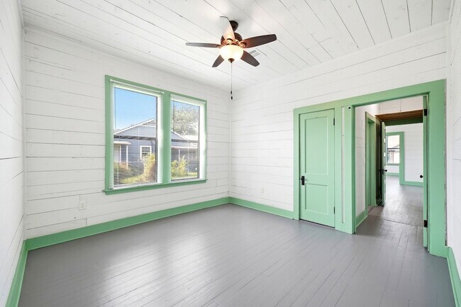 Building Photo - 313 S Blackwell St